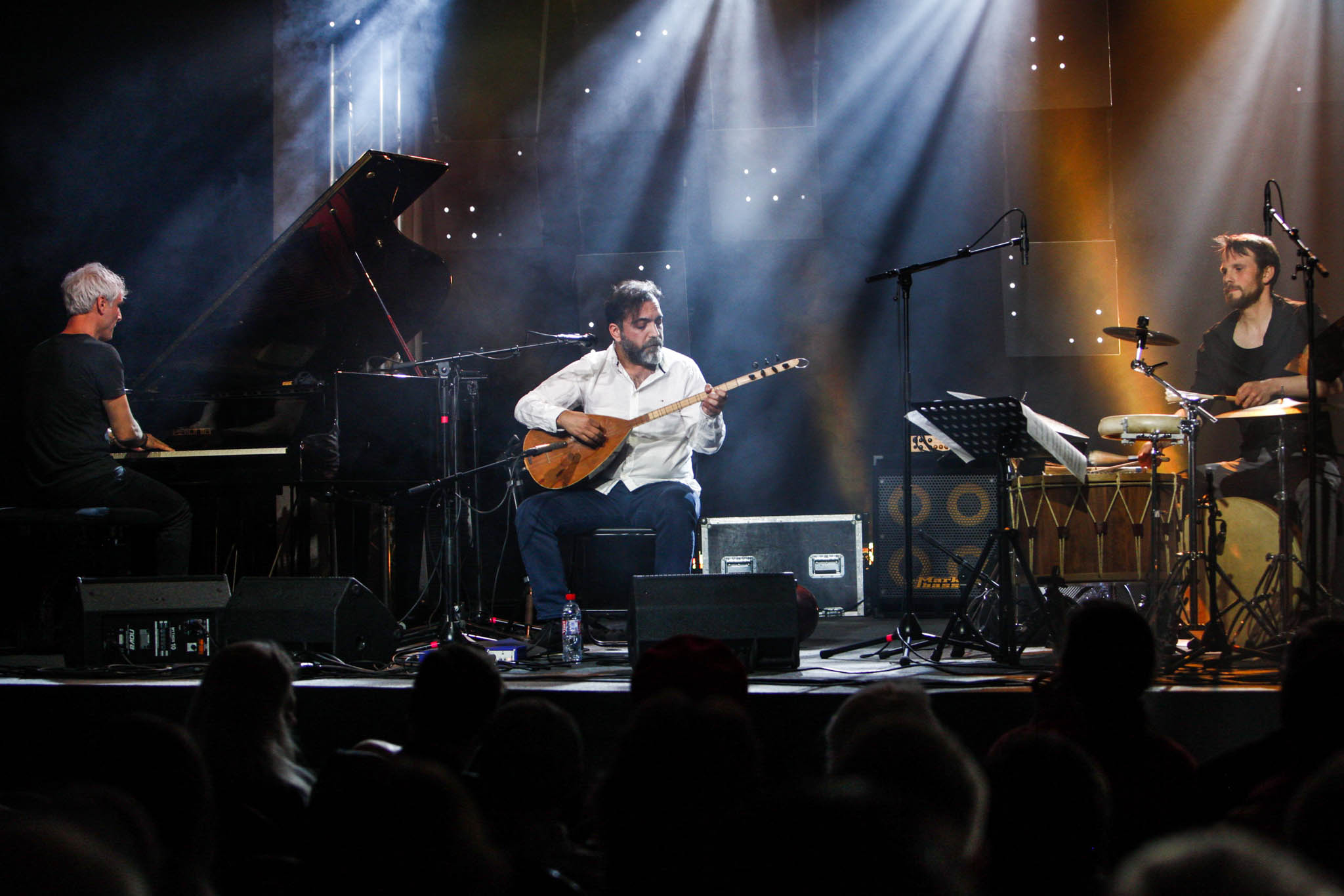 Taner Akyol Trio bei einem Konzert